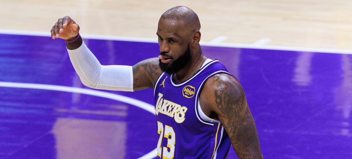 Lakers atropela o Mavericks com triplo-duplo histórico de LeBron James