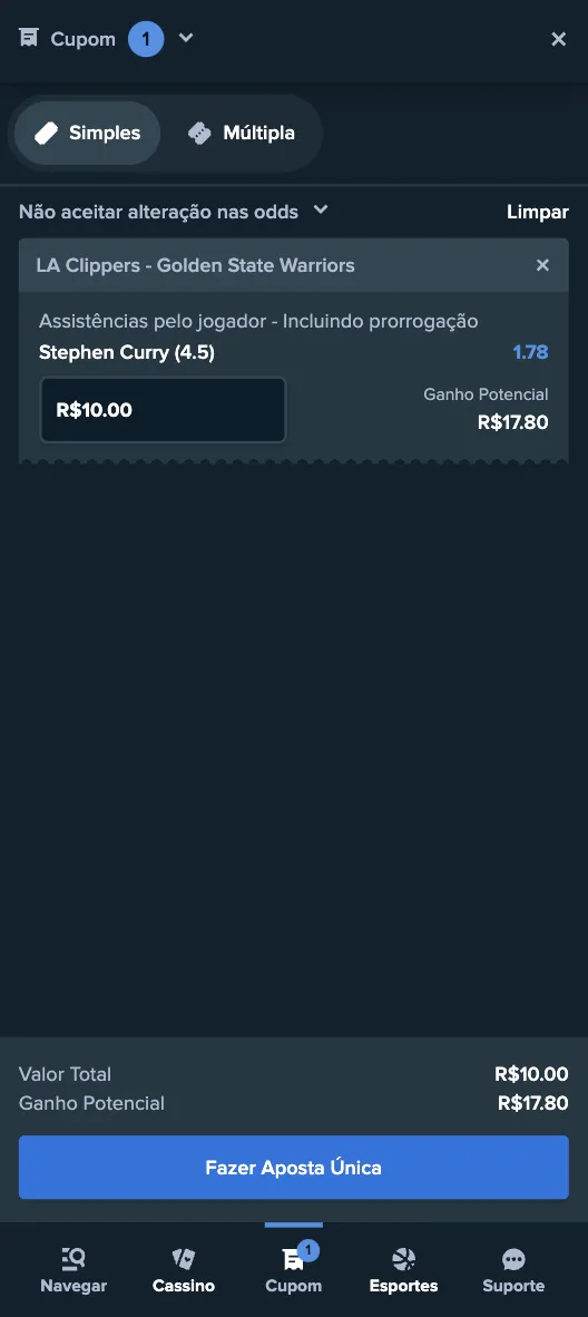Imagem com bilhete de apostas de player props da NBA, escolhendo o Over 4,5 assist&ecirc;ncias para Stephen Curry na Stake