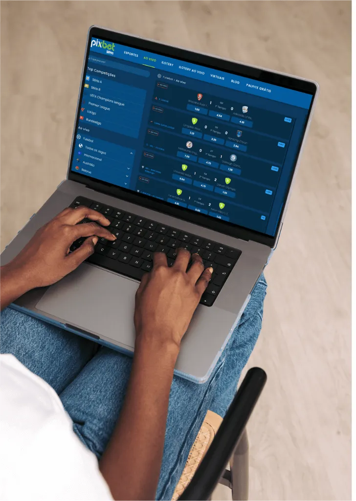 Homem com computador apoiado nas pernas apostando ao vivo na Pixbet