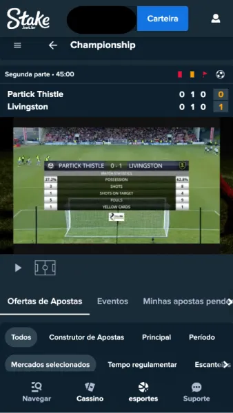 Imagem de uma partida de futebol com transmissão ao vivo no app da Stake