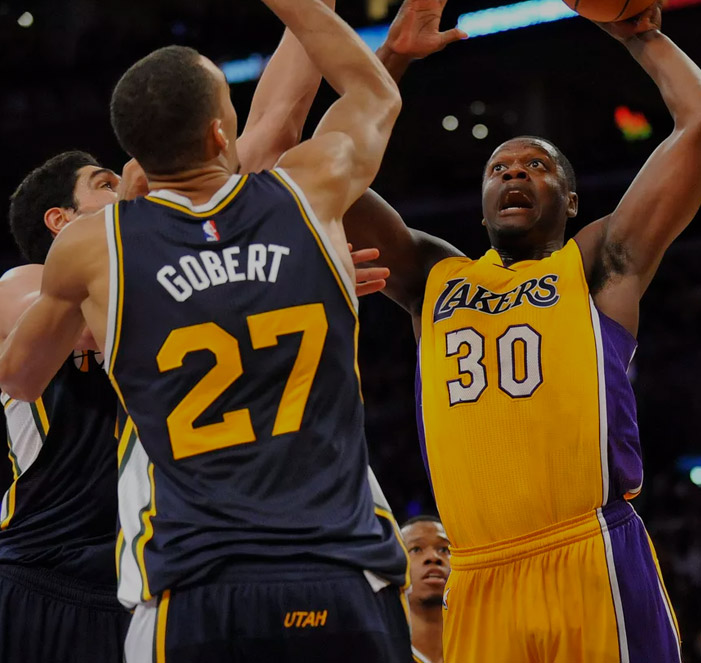 Bynum fora por 8 semanas