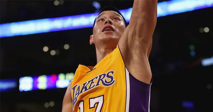 Lin torce o tornozelo durante treinamento