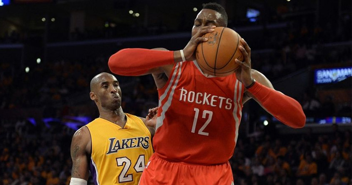 Kobe chama Howard de ‘soft’ após cotovelada