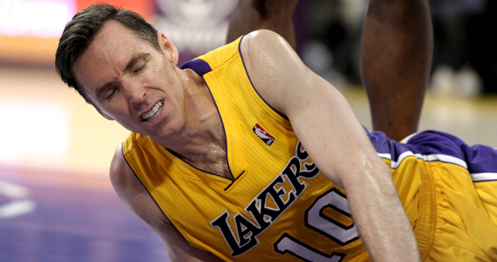 Nash sente contusão carregando sua mala