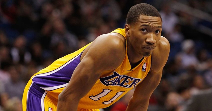 Johnson se machuca. Scott não se preocupa