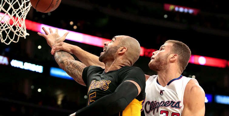 Lakers vacila no final e é derrotado pelo Clippers