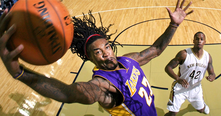 Lakers encara Pelicans em duro teste no garrafão