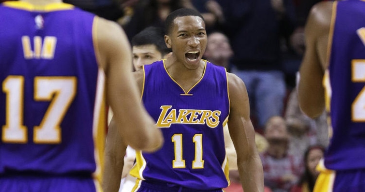 Lakers derruba Rockets e vence segunda seguida