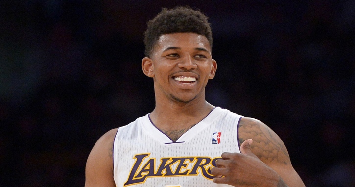 Com sorriso no rosto, Young já treina com bola