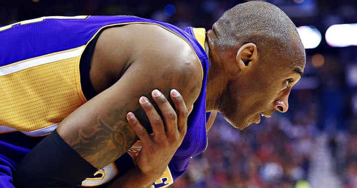 Kobe tem rompimento de tendão no ombro