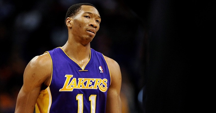 Bryant e Johnson fora contra o Trail Blazers