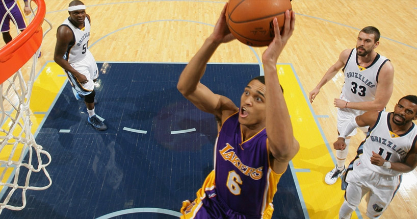 Clarkson marca 25 mas Lakers perde no final