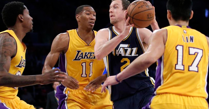 Em jogo feio, Lakers sofre mais uma derrota no final