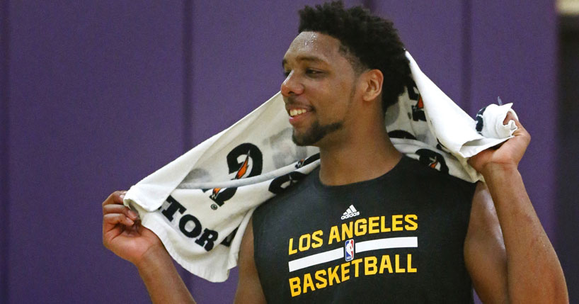 Okafor e Russell de volta à Los Angeles para testes