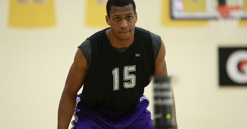 Lakers dispensa Jonathan Holmes