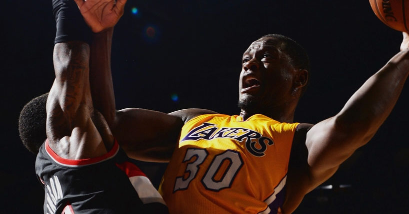 Lakers recebe Blazers antes de cortes no elenco