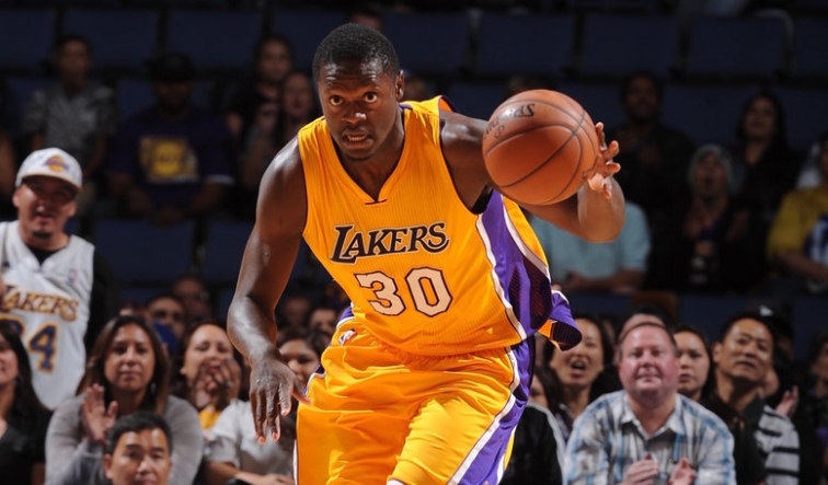 Lakers aciona opção contratual com Randle