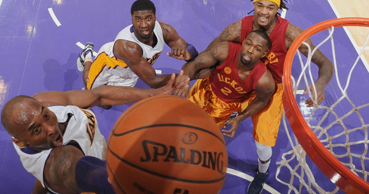 Lakers pressiona no final, mas é derrotado pelo Pacers