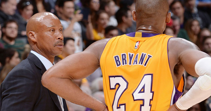 Scott não considera reduzir os minutos de Kobe