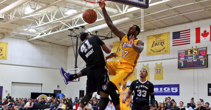Tarik Black dá show de enterradas pelo D-Fenders