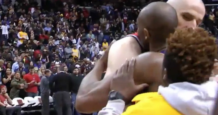 Torcedor invade a quadra para tentar falar com Kobe Bryant