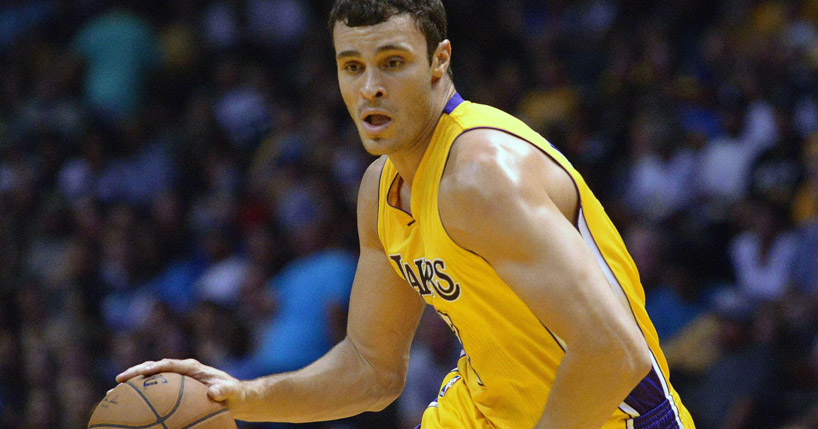 Nance passa por cima de Henson