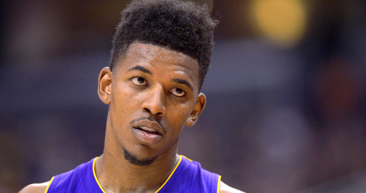 Young agride jogador do Pistons e é expulso