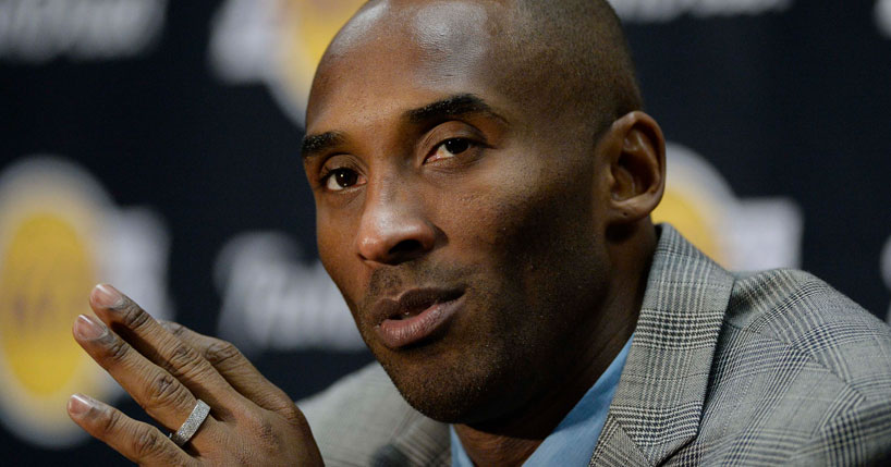 Kobe manda Larry Nance sentar no chão