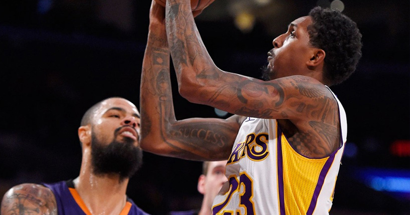 Lakers passa por cima do Suns e vence terceira seguida