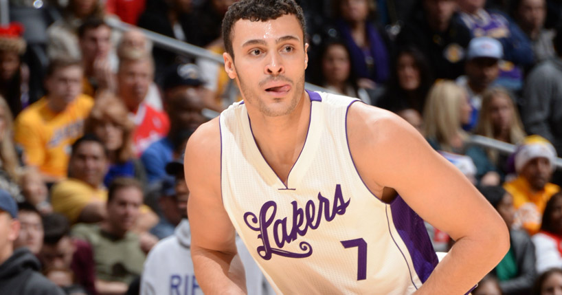 Randle e Nance travam batalha nos treinos