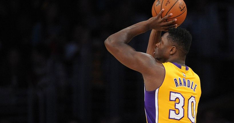 Lakers recebe o Hornets para evitar fiasco histórico