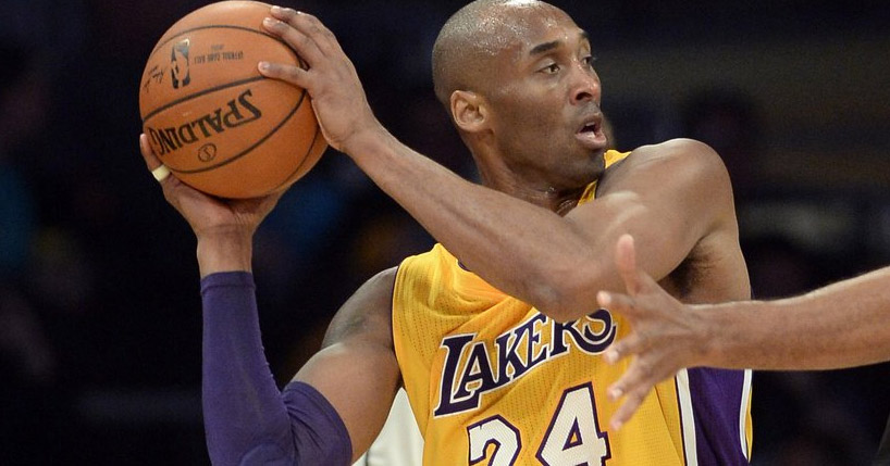 Kobe desloca dedo, coloca no lugar e volta pro jogo