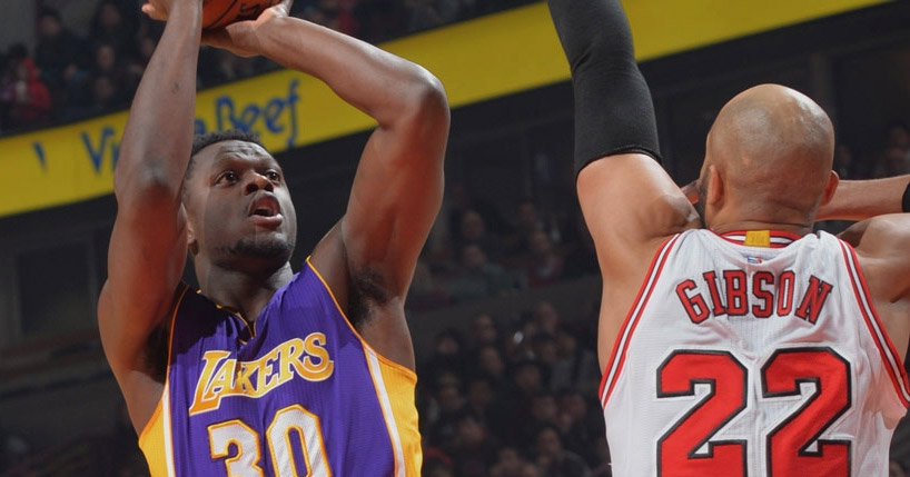 Lakers começa série na estrada com derrota