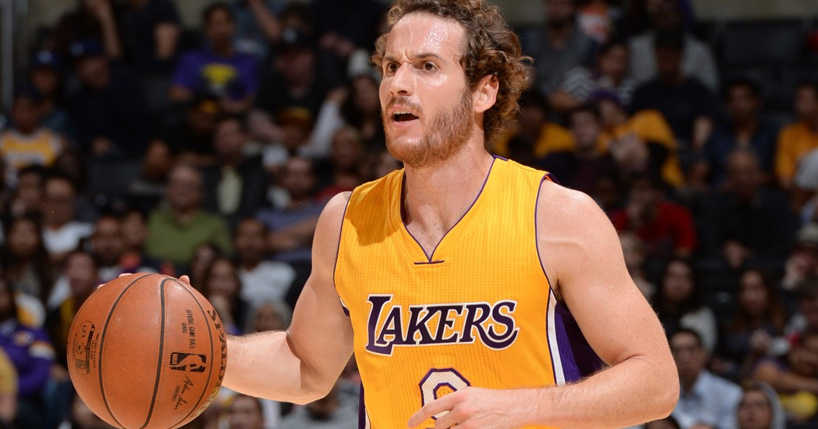 Huertas dá assistência espetacular para Larry Nance