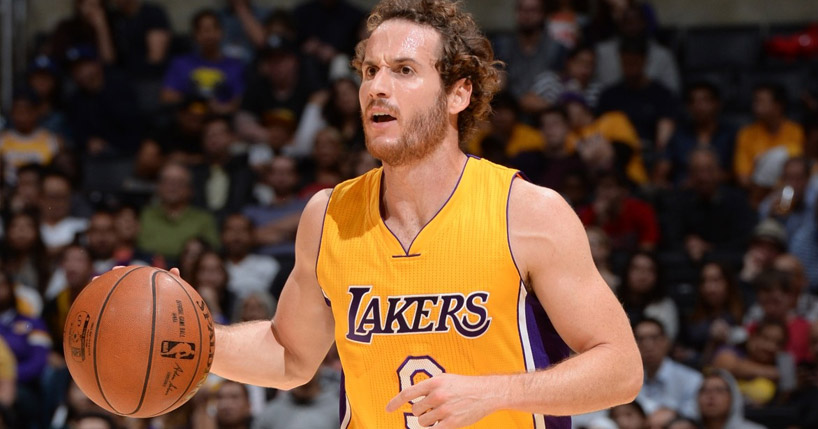 Huertas se esconde atrás do técnico do Heat para roubar bola