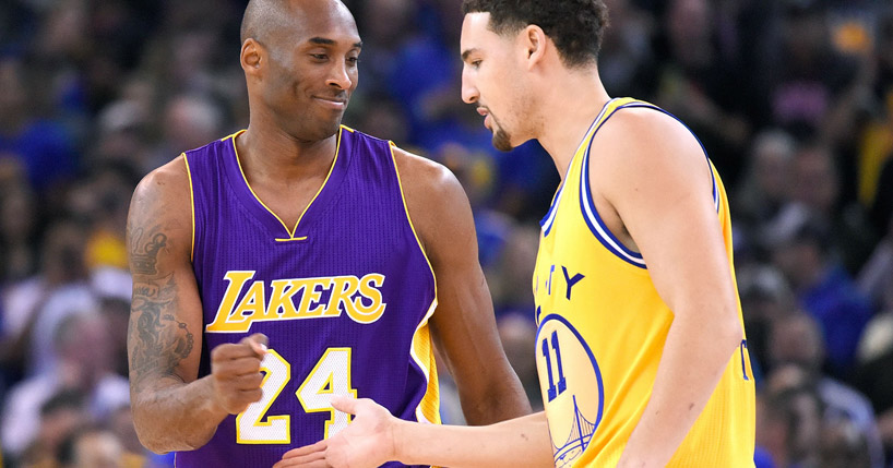 Kobe presenteia Klay Thompson com sua camisa