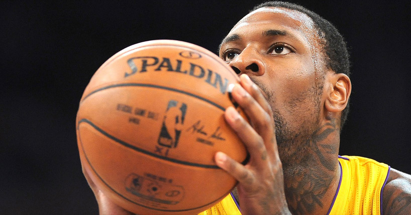 Lakers renova com o pivô Tarik Black