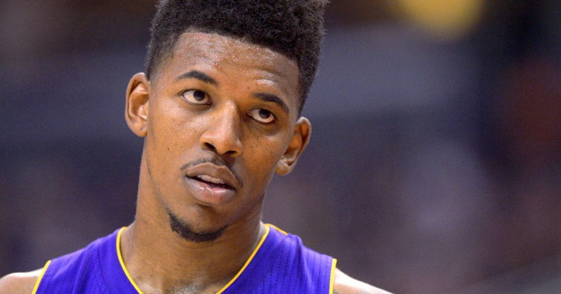 Nick Young quase sofre acidente com fogos de artifício