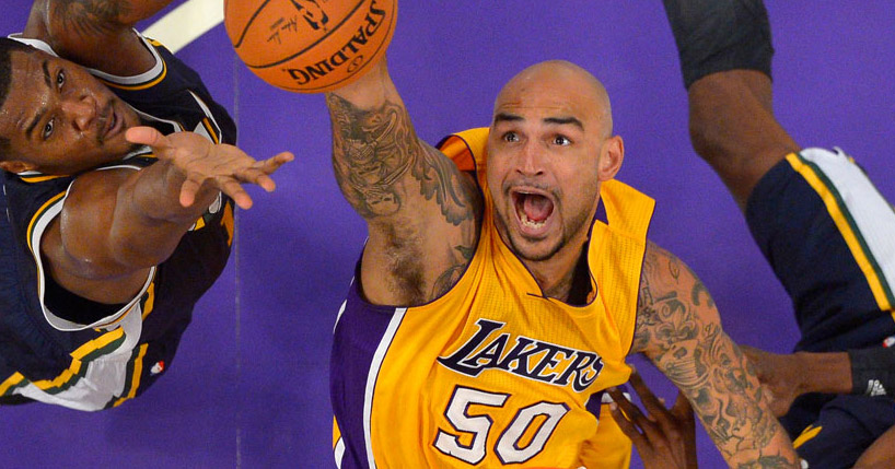 Robert Sacre está de malas prontas