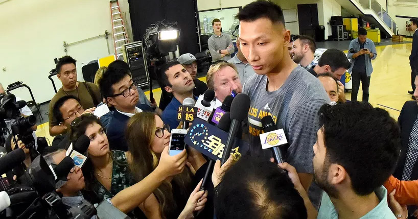 Yi Jianlian pronto para ser o coringa de Walton