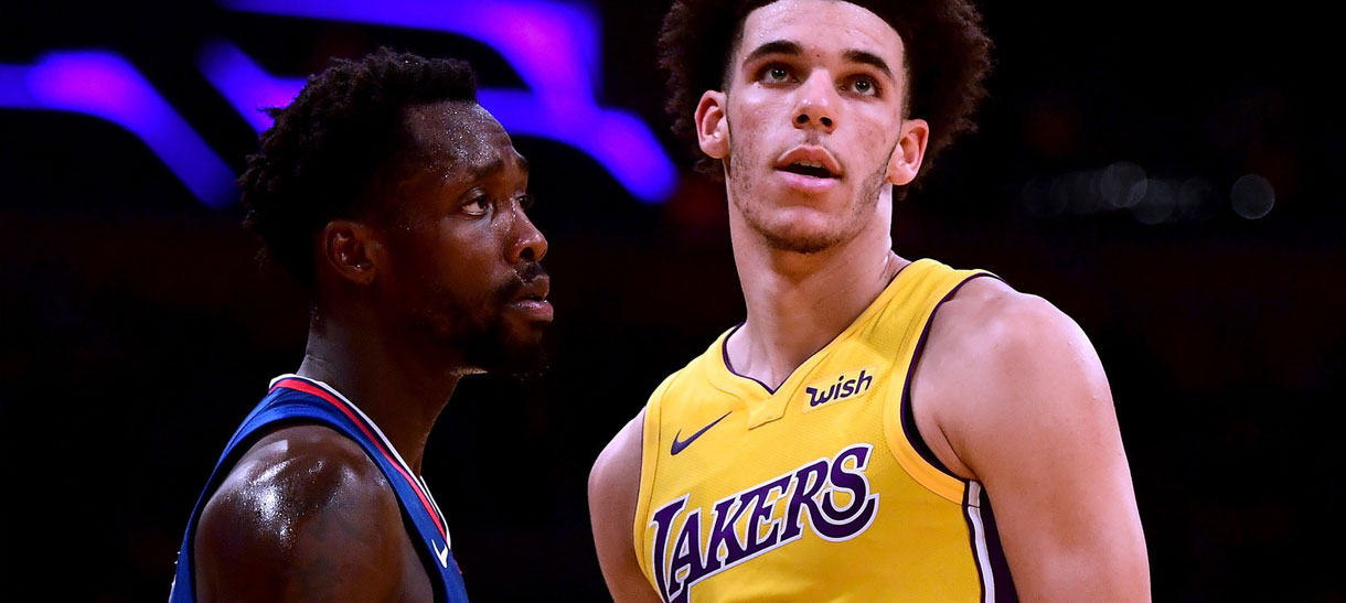 Cão que ladra também morde: Beverley não alivia estreia de Lonzo