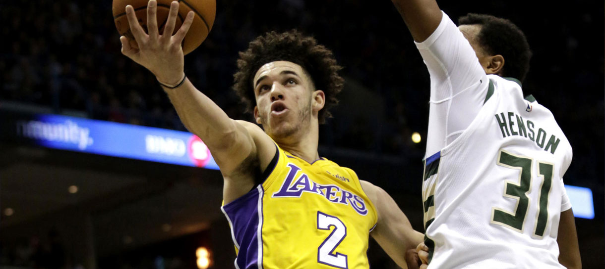 Lonzo conquista triple-double, mas Lakers sai derrotado de Milwaukee