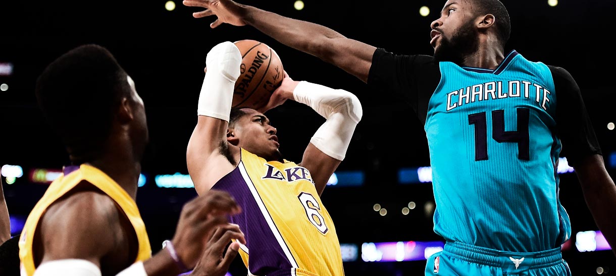 Lakers recebe Hornets para tentar estancar a crise