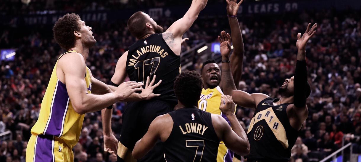 Lakers amassa o aro e perde para o Raptors em Toronto