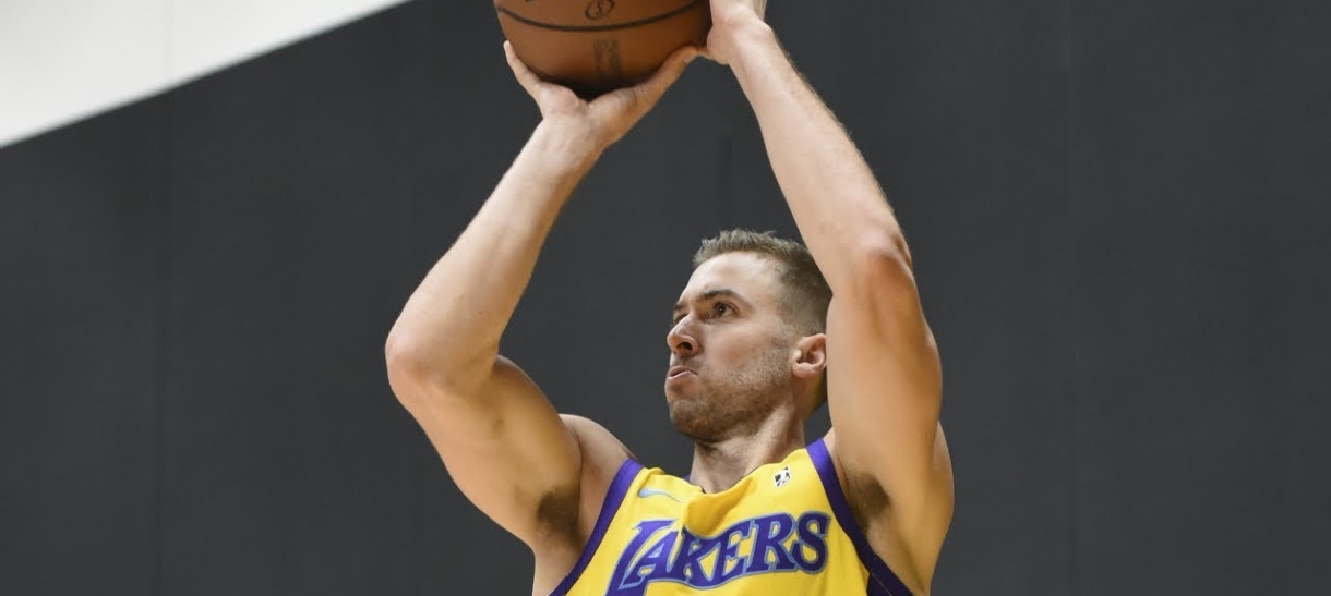 Lakers assina com Travis Wear