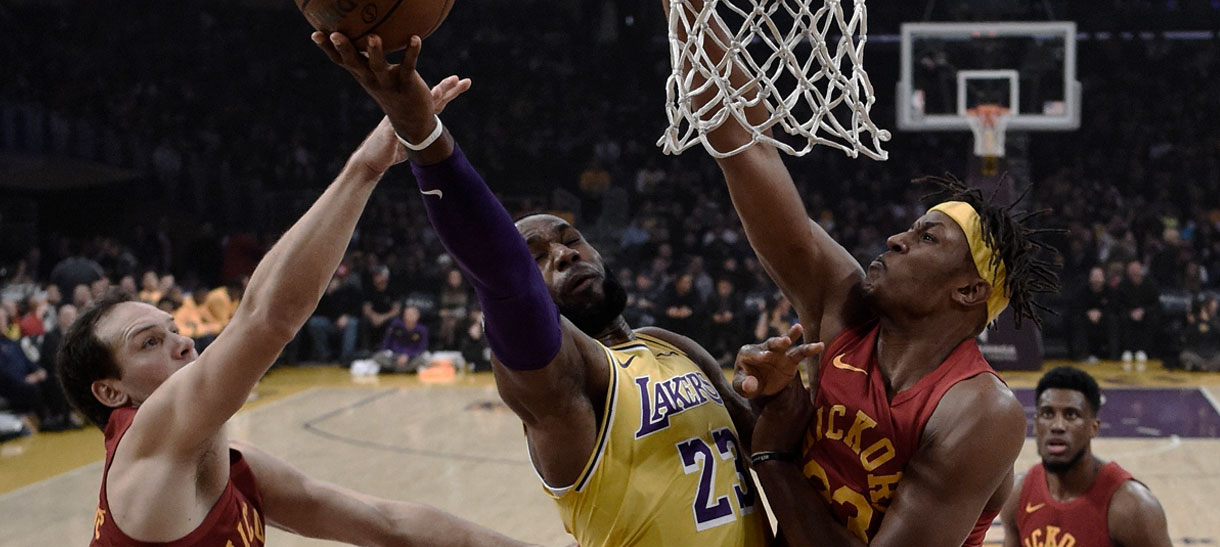 Em partida de altos e baixos, Lakers vence Indiana Pacers