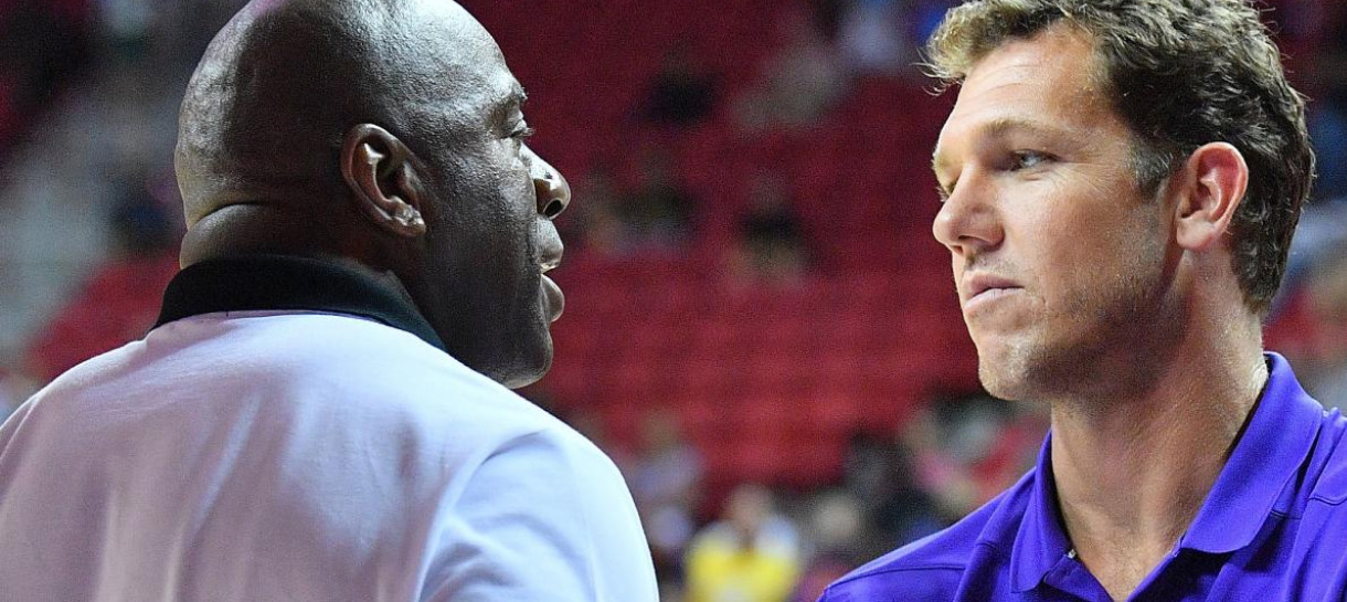 Magic Johnson cobra Luke Walton por início decepcionante