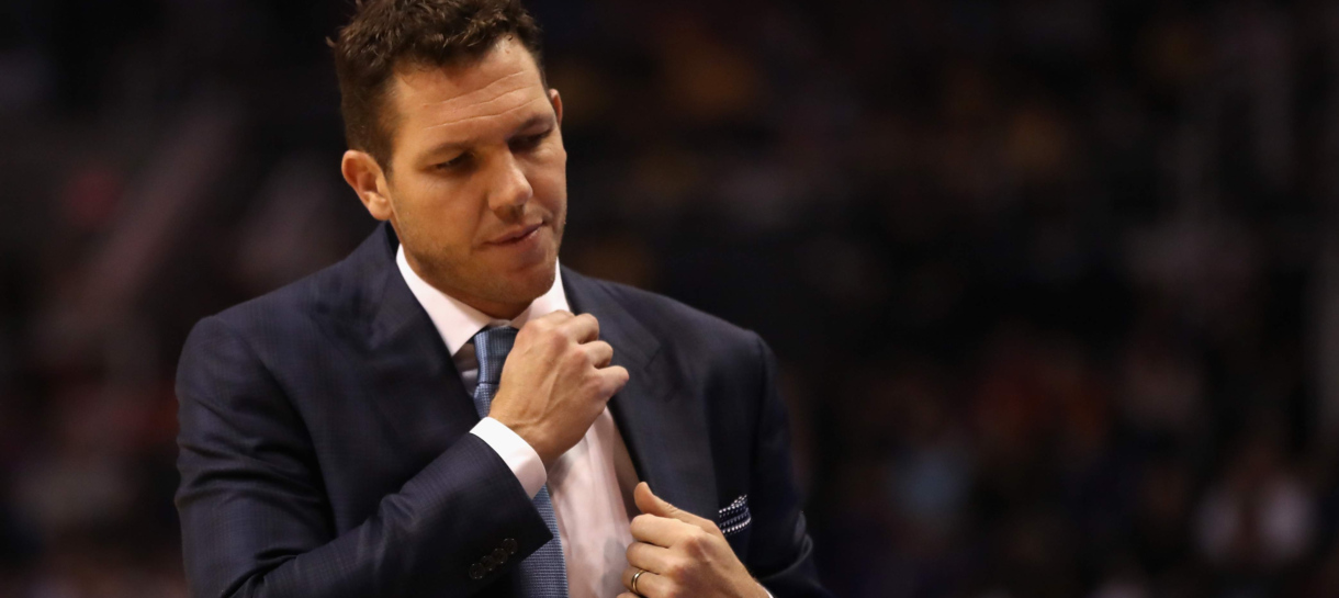 Magic Johnson garante o cargo de Luke Walton