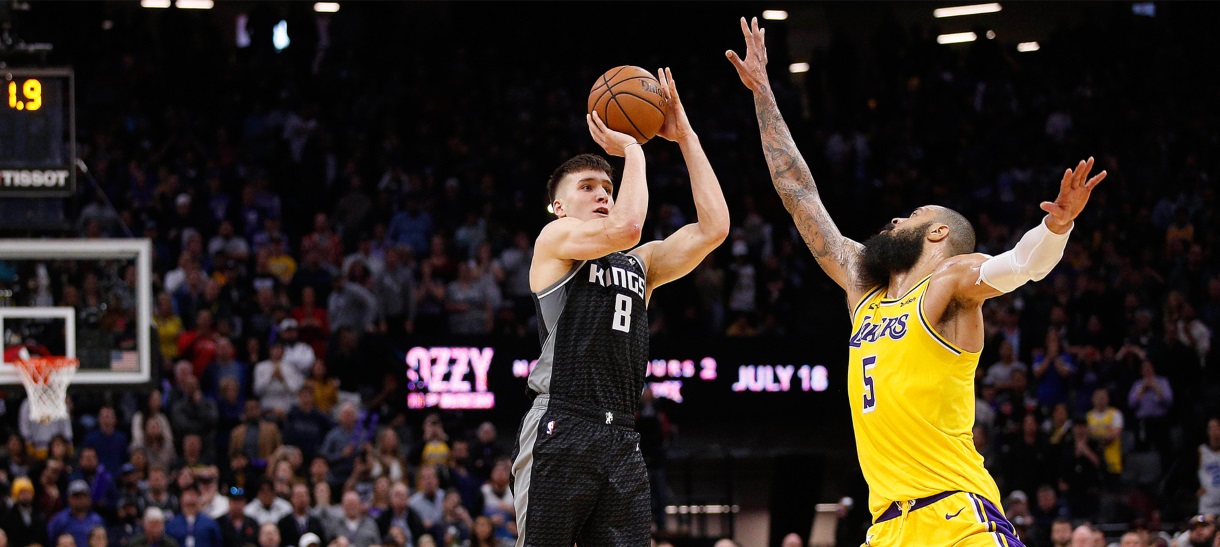 Sem liderança de veteranos, Lakers perde no estouro do crônometro