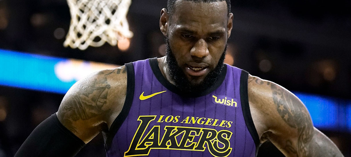LeBron se contunde durante Rodada de Natal e vira dúvida no Lakers